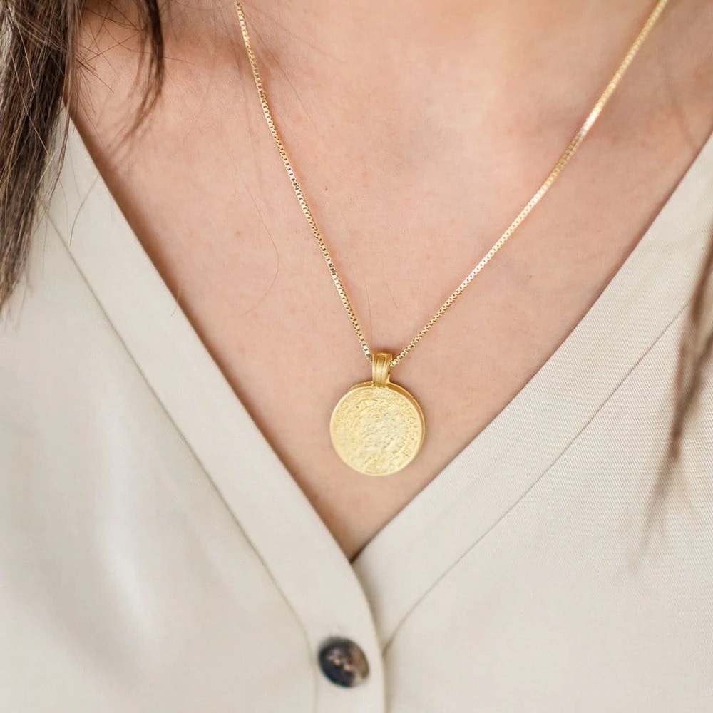 Modern medallion oval pendant hung on a beautiful box chain